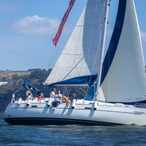 Boat rental in Lisbon · Beneteau — Oceanis Clipper 331 (2010)